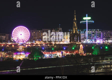 Weihnachtsmarkt in Edinburgh und Walter Scott Monument in der Nacht, Schottland Stockfoto