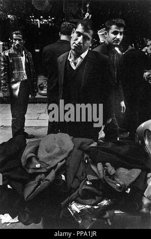 Ein haberdasher Verkauf von Kleidung auf einer Straße in Ost Jerusalem 1965 Stockfoto