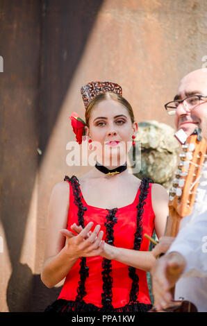 Flamenco Tänzerin, junge Frau, Leistung, Fandango, Fuengirola a Caballo. Jährliche Veranstaltung, Feier, Event, Málaga, Andalusien, Spanien. Stockfoto