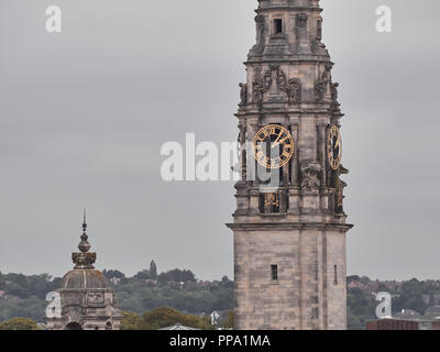 Cardiff, Großbritannien - 16. Semptember 2018: Ansicht von Cardiff Hall tower Clock Stockfoto