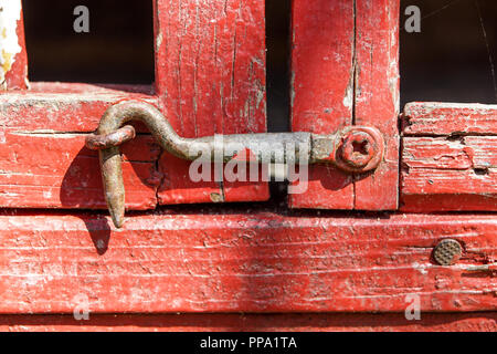 Alte hölzerne Hintergrund Haken auf die hölzerne Tür alte Tür verriegeln Stockfoto