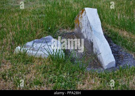 Sehr alte Moos bedeckt gebrochen Statue/Grabstein auf einem Friedhof Stockfoto