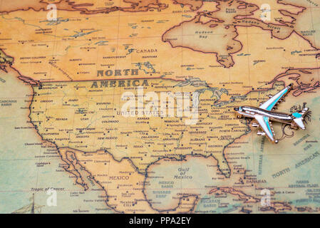 Flugzeug über eine Karte von Nordamerika. Spielzeug Flugzeug auf der Karte Hintergrund. Stockfoto