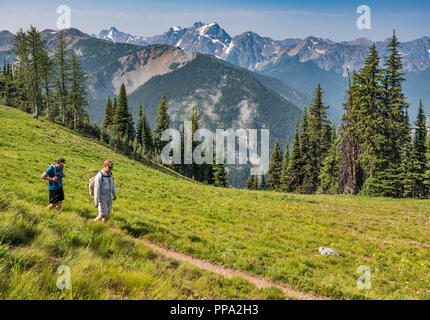 Wanderer am windigen Pass Trail, Teil der Pacific Crest Trail, Mt Ballard, Azurit Pk in dist auf Links, Okanogan, North Cascades, Washington State, USA Stockfoto