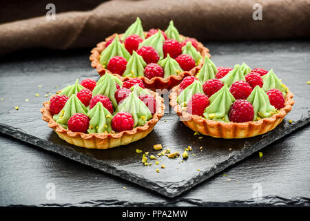 Leckere Himbeer mini Törtchen Törtchen mit Schlagsahne Stockfoto