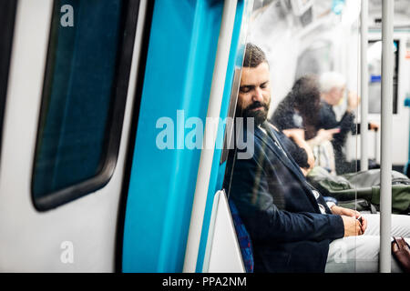 Schlafen hipster Geschäftsmann in der U-Bahn in die Stadt, Reisen zu arbeiten. Stockfoto