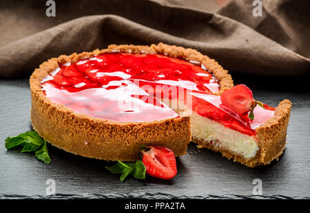 Kalte Käsekuchen mit Erdbeeren und Strawberry Jelly. Stockfoto