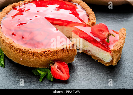 Kalte Käsekuchen mit Erdbeeren und Strawberry Jelly. Stockfoto