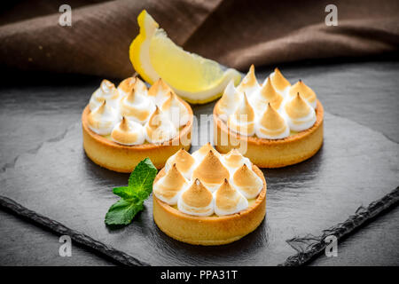 Trendy Mousse Cake mit Spiegel Glasur dekoriert. Stockfoto