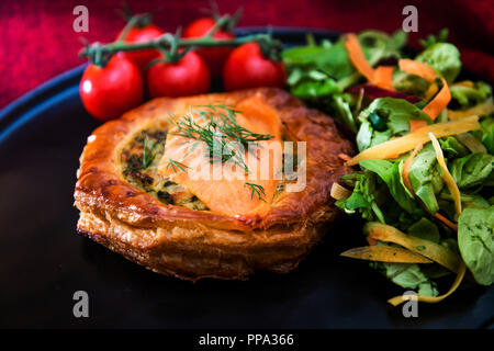 Lauch Quiche pie und geräuchertem Lachs Stockfoto