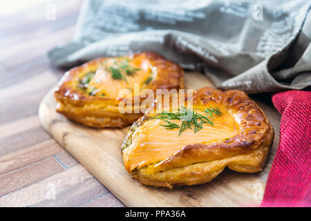 Lauch Quiche pie und geräuchertem Lachs Stockfoto