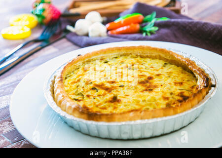 Lauch Quiche pie und geräuchertem Lachs Stockfoto