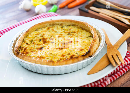 Lauch Quiche pie und geräuchertem Lachs Stockfoto