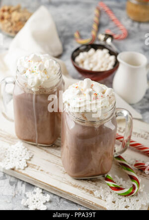 Heiße Schokolade mit Sahne in Mason jar und Marshmallows Stockfoto