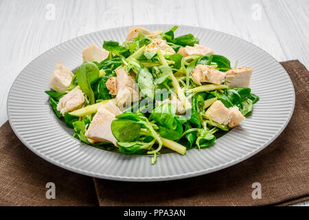 Gesundes Essen, Salat mit Hähnchen vom Grill mit Salat Stockfoto