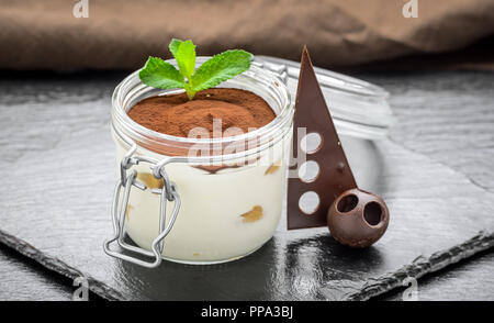 Traditionelle italienische Dessert Tiramisu in ein Glas. Stockfoto