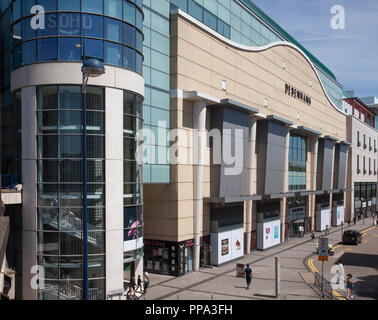 Hinteren Eingänge in die Stierkampfarena und Debenhams Store auf Edgbaston Street, central Birmngham. Yoshe Nägel und einen Schönheitssalon, Menschen zu Fuß. Stockfoto