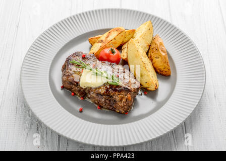 Nützliches und leckeres Essen, gegrilltes Rindersteak mit Pommes frites Stockfoto