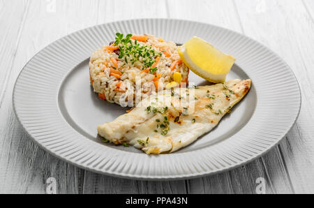 Welsfilet mit Pflaumen Soße, Jasimine Reis und Gemüse. Stockfoto