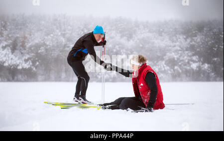 Ein älteres Paar Langlauf im Winter. Stockfoto