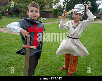 Eine mittelalterliche Messe an Michelham Priory in East Sussex Stockfoto