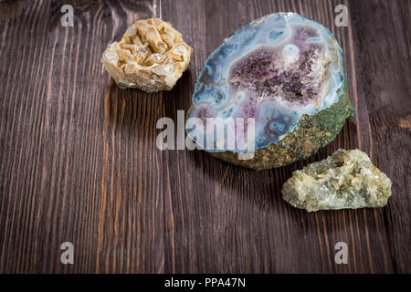 Amethyst Kristalle in blau Rauchquarz auf einem dunklen Hintergrund Stockfoto