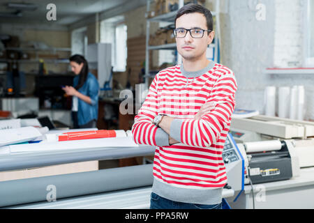 Junge Arbeitnehmer der Typographie Büro Stockfoto