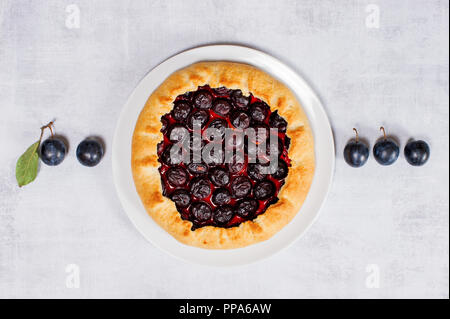 Hausgemachte, traditionelle Pflaume Galette auf die weiße Platte, Ansicht von oben Stockfoto