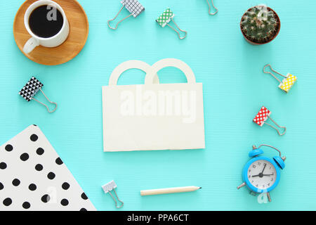 Shopping Konzept mit Papier und Bürobedarf. Flach, Ansicht von oben Stockfoto