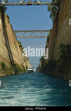 Segeln auf dem Kanal von Korinth. Architektur, Reise, Landschaft. Juli 8, 2018. Kanal von Korinth Peloponnes Griechenland. Stockfoto