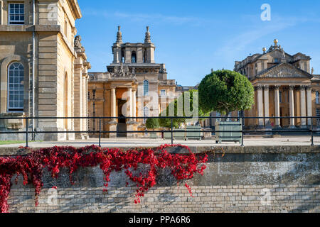 Am späten Nachmittag Sonnenlicht in Blenheim Palace im Herbst. Blenheim Palace, Woodstock, Oxfordshire, England. Panoramablick Stockfoto