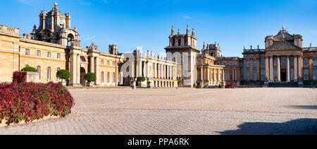 Am späten Nachmittag Sonnenlicht in Blenheim Palace im Herbst. Blenheim Palace, Woodstock, Oxfordshire, England. Panoramablick Stockfoto