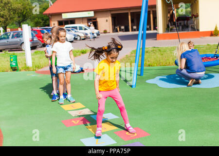 Die Freundinnen haben sie Spaß, Hopse im Sommer im Freien Stockfoto