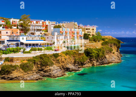 Varkotopos Strand im Meer Bucht von Resort Village Bali. Blick auf Ufer, von den Wellen weggespült. Griechische Häuser stehen auf der felsigen Ufer. Kreta, Griechenland Stockfoto