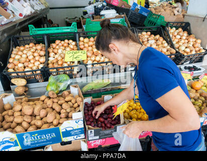 Spanische Frau kaufen Obst auf dem Markt in Spanien Abschaltdruck Stockfoto