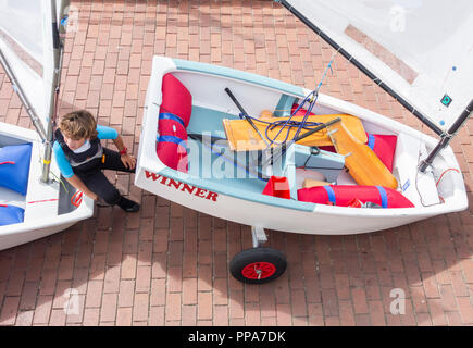 Optimist Klasse Jollen auf helling auf Kinder segeln Wettbewerb in Spanien. Stockfoto