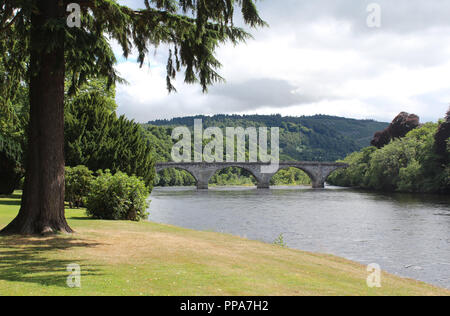 Anzeigen von Thomas Telfords berühmten Brücke über den Fluss Tay in Dunkeld, in Perthshire, Schottland, abgeschlossen im Jahr 1809. Stockfoto