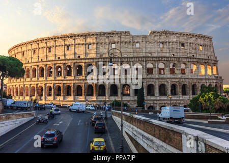 Rom/Italien - 25. August 2018: die schöne Aussicht auf das Kolosseum und eine Straße in der Nähe Stockfoto