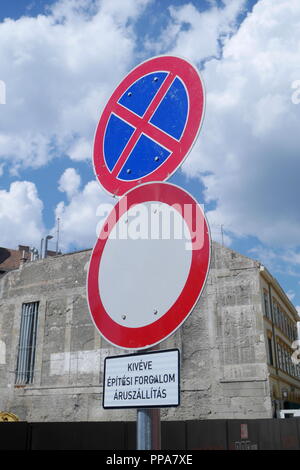 Verkehrsschild in Ungarisch sprach kein Eintrag außer für Lieferungen und Fahrzeuge. Stockfoto