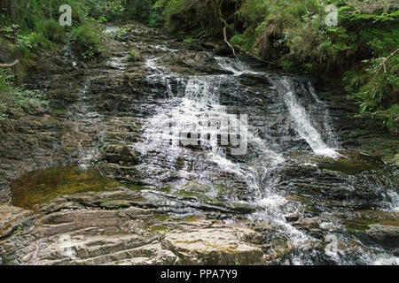 Plodda Falls ist ein Wasserfall 5 km südwestlich des Dorfes Tomich, in der Nähe von Glen Affric, in den Highlands von Schottland. Stockfoto