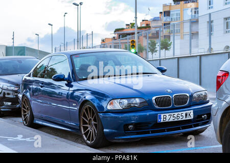 Blanes, Spanien - 30. Mai, 2018: Blau moderne Coupé - Auto BMW 5-Serie E39 auf der Straße geparkt, vor der Ampel. Architektur der Spanischen beach resort Blanes im Sommer. Costa Brava, Katalonien Stockfoto