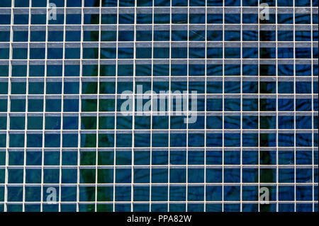 Мetal Gitter über der Wasseroberfläche closeup Stockfoto
