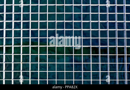 Мetal Gitter über der Wasseroberfläche closeup Stockfoto