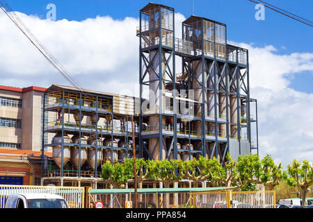 Blanes, Spanien - 30. Mai, 2018: Produktionshalle der Chemischen Fabrik der belgischen Chemieunternehmen Solvay S.A. Chemische Industrie, Herstellung von Kunststoff-, Pharma. Blanes, Costa Brava, Katalonien Stockfoto