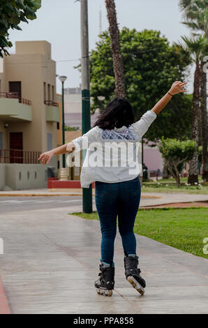 Sehr schöne Happy mollige Frau mit ihren Inline Skates im Park Stockfoto