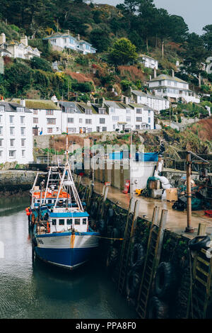 Die Fischerboote sitzen in Polperro Hafen Stockfoto
