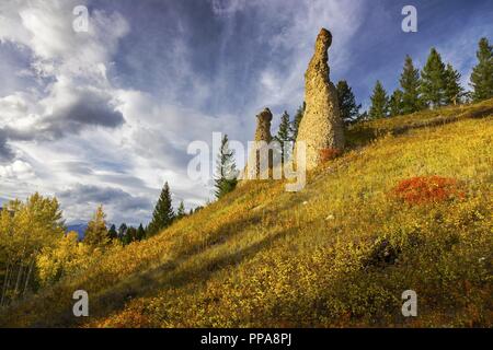 Hoodoo Rock Formations and Scenic Canada Herbstfarben Landschaft in Alberta Ausläufern der kanadischen Rocky Mountains Stockfoto
