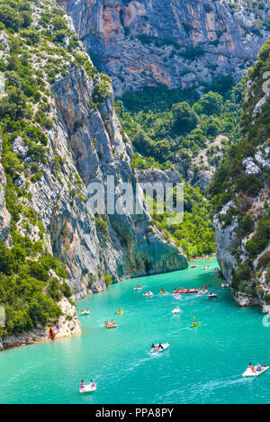 Blick auf die steilen Felsen des Verdon Schlucht am See von Sainte-Croix, Provence, Frankreich, in der Nähe von Moustiers-Sainte-Marie, Departement Alpes-de-Haute-Provence Stockfoto