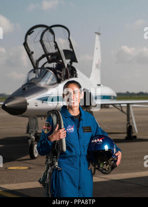 NASA-Astronaut Kandidat Jasmin Moghbeli vor einem T-38 Trainer Flugzeuge auf Ellington Feld am Johnson Space Center Juni 6, 2017 in Houston, Texas. Moghbeli ist eine iranisch-amerikanische Marine Corps Test Pilot und der NASA-Astronaut Kandidat der Klasse von 2017. Stockfoto