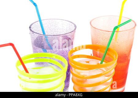 Kunststoff Gläser mit Wasser, Eiswürfel und Strohhalm auf weißem Hintergrund. Stockfoto